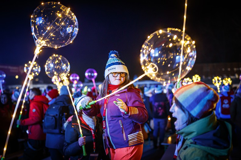 Kleines Mädchen mit leuchtendem Ballon