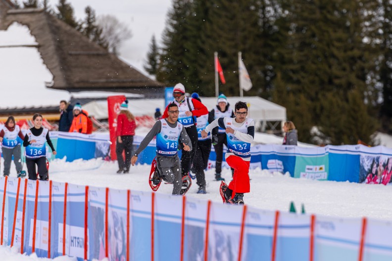 Athleten rennen mit Schneeschuhen