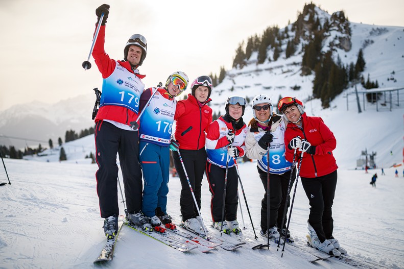 Sechs Personen stehen auf Skis.