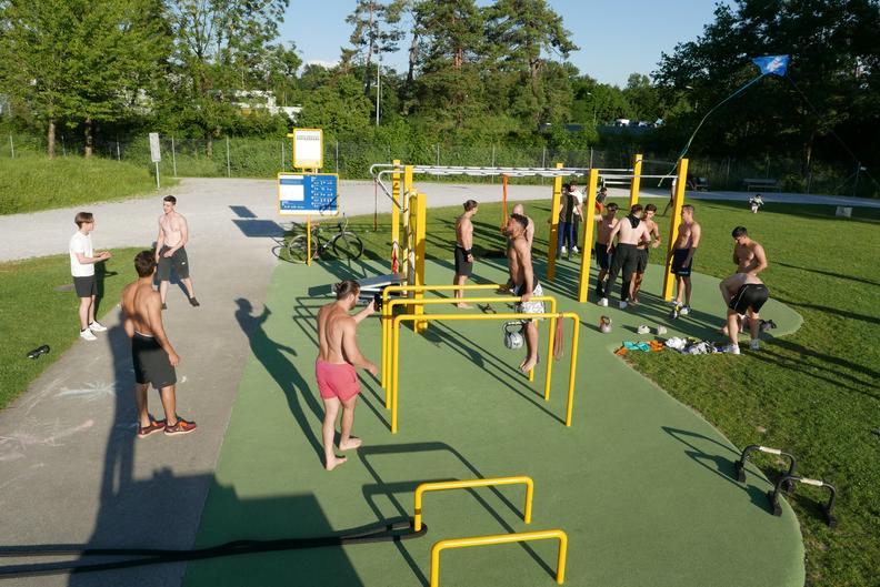 Training auf der Street-Workout-Anlage im Glattpark in Opfikon